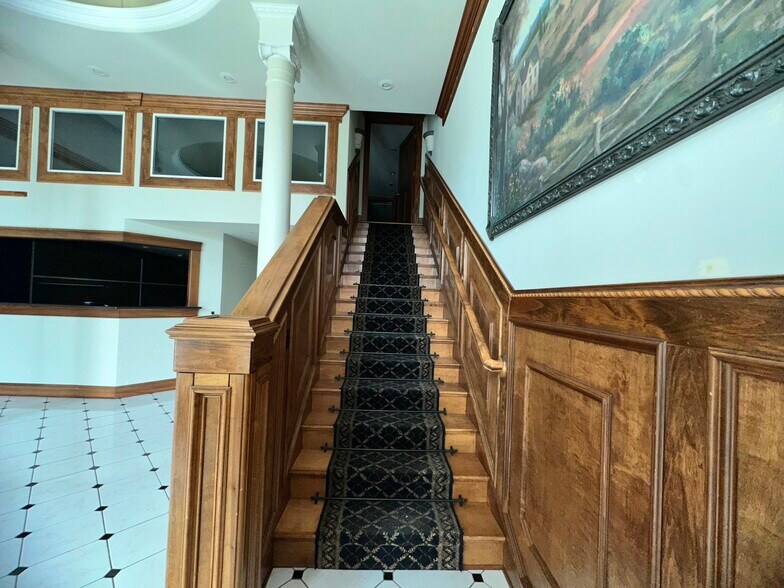 More Photos Of 220 E Main St, Gentry Storefront Retail Office For Lease