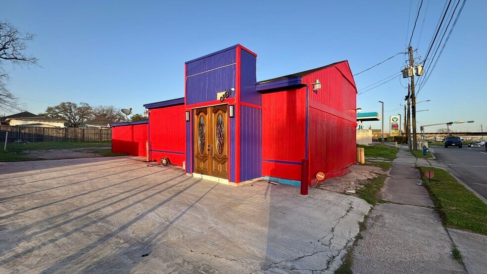 Primary Photo Of 8031-8033 Harrisburg Blvd, Houston Sports And Entertainment For Sale