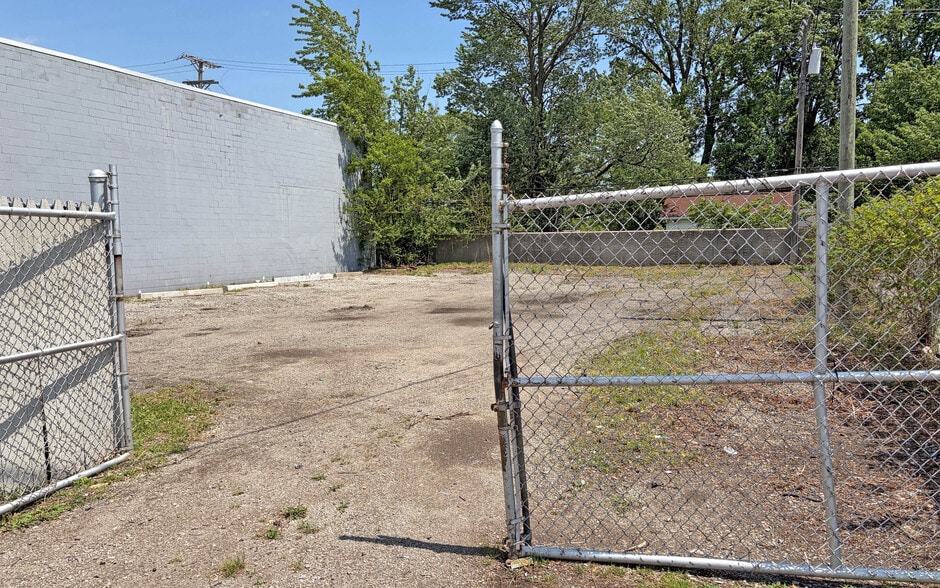 More Photos Of 23836 Hoover Rd, Warren Manufacturing For Sale