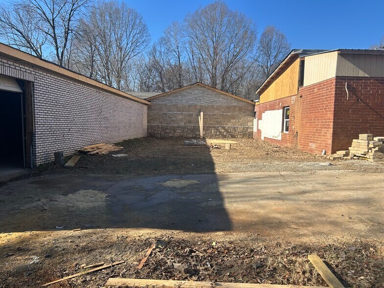 More Photos Of 300 Guthrie St, Graham Warehouse For Sale