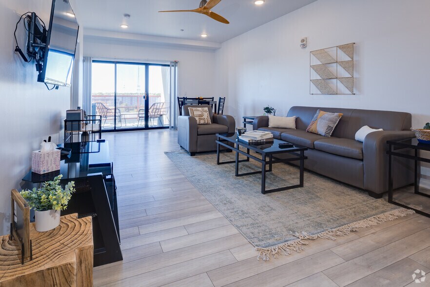 More Photos Of 202 Green St E, Champaign Apartments For Lease