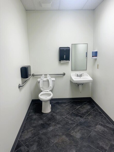 More Photos Of 4913 W Laurel St, Tampa Flex For Lease