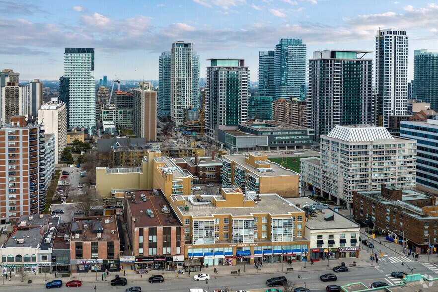 More Photos Of 2401 Yonge St, Toronto Medical For Lease