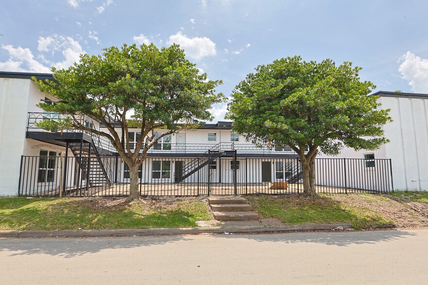 Primary Photo Of 6840 Fairway Dr, Houston Apartments For Sale