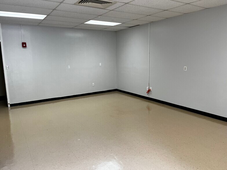 More Photos Of 7600 Woodrow Ave, Austin Schools For Lease