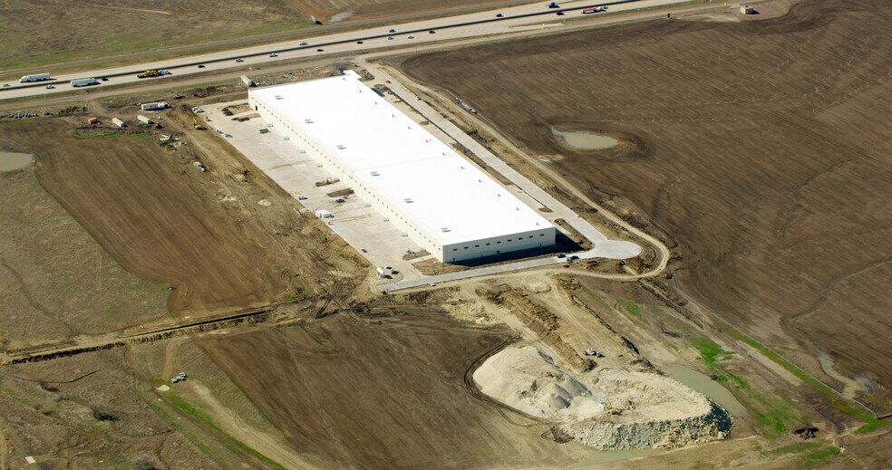 More Photos Of 6100 N Stemmons Fwy, Sanger Warehouse For Lease