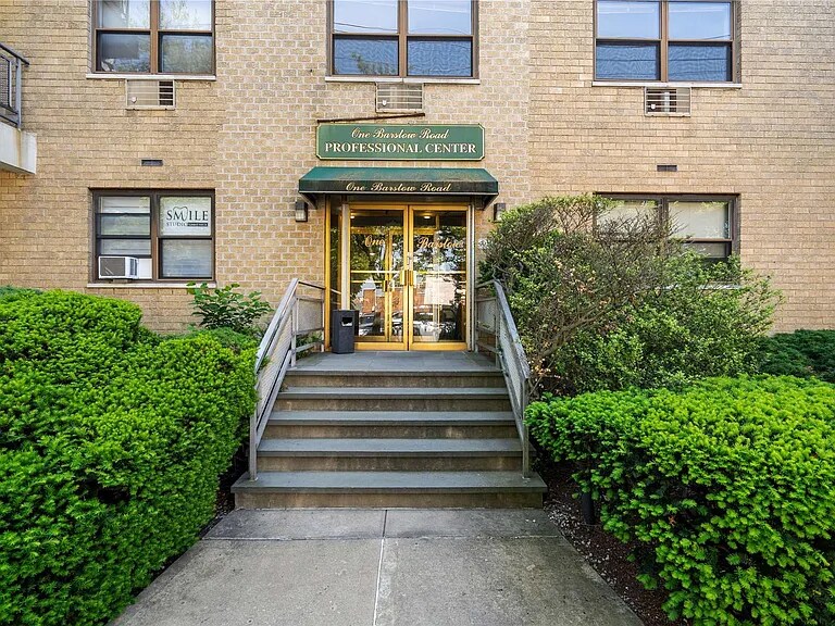 More Photos Of 1 Barstow Rd, Great Neck Apartments For Sale