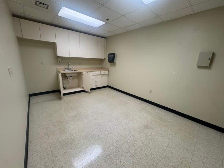 More Photos Of 2815 Pennsylvania Ave, Lansing Medical For Sale