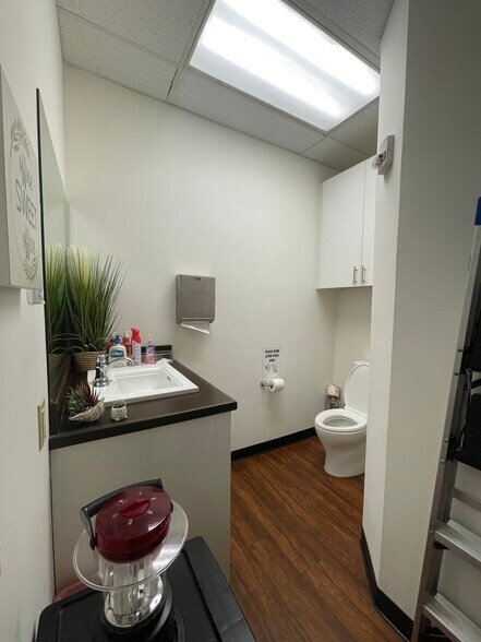 More Photos Of 98-1247 Kaahumanu St, Aiea Office For Sale