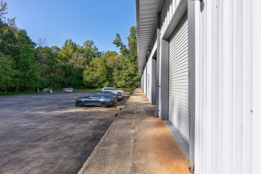More Photos Of 328 Commerce Blvd, Bogart Warehouse For Sale