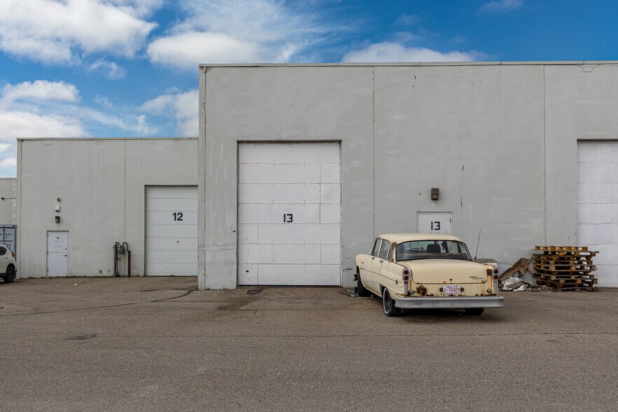 More Photos Of 2219 35th Ave NE, Calgary Service For Sale