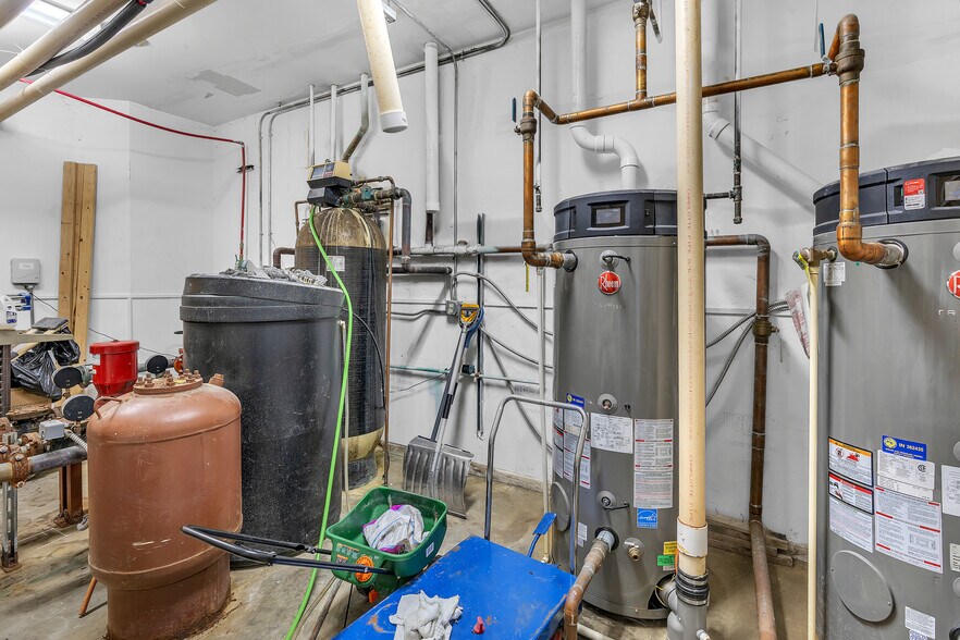 More Photos Of 220 Caravan Dr, Elkhart Hotel For Sale