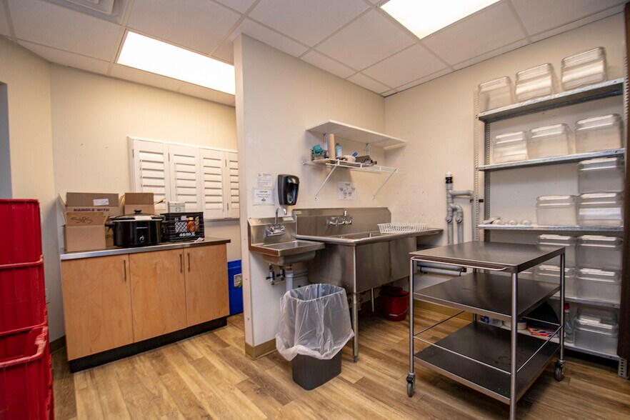 More Photos Of 904 Water St, Peterborough Freestanding For Lease