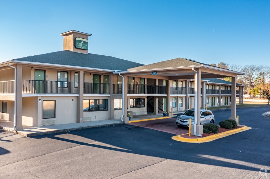 Primary Photo Of 4095 Covington Hwy, Decatur Hotel For Sale