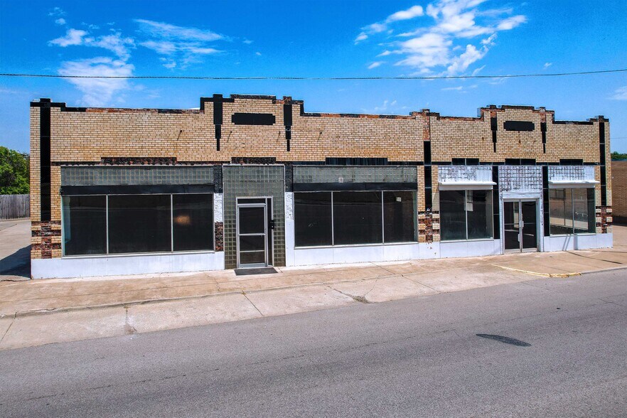 More Photos Of 815 W Broadway St, Ardmore Freestanding For Sale
