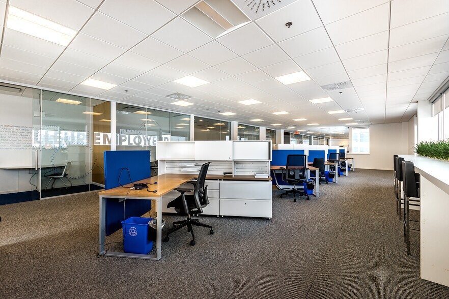 More Photos Of 2905 Pl Louis-R.-Renaud, Laval Office For Lease
