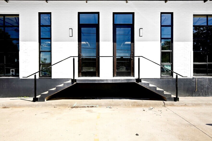 More Photos Of 4744 Gretna St, Dallas Showroom For Lease