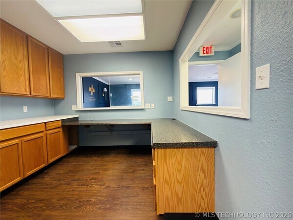 More Photos Of 1002 E Cherry St, Cushing Medical For Sale