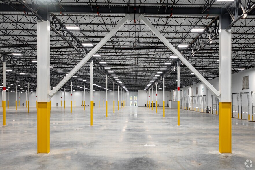 More Photos Of 7995 Bowen Road, Palmetto Distribution For Lease