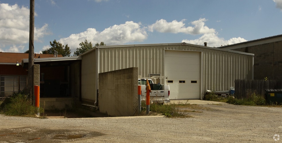 More Photos Of 2115-2121 SR 45, Austinburg Supermarket For Lease