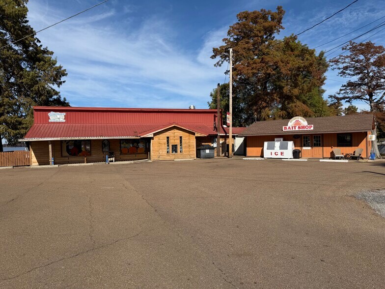 More Photos Of 600 E Lakeview Dr, Hornbeak Restaurant For Sale