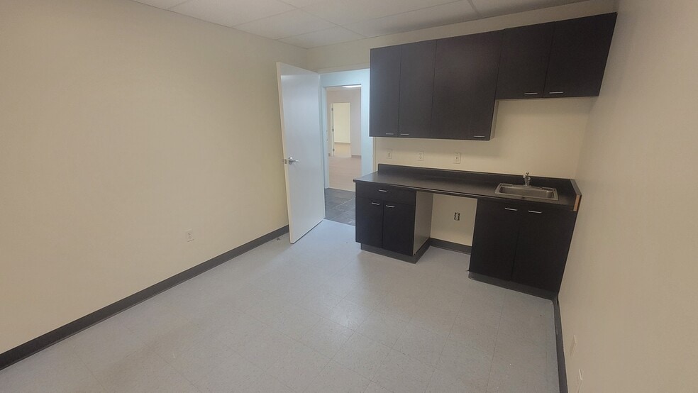 More Photos Of 3292 E Spring St, Long Beach Warehouse For Lease