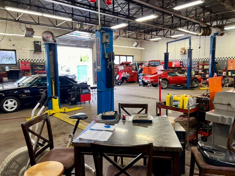 More Photos Of 2121 Ford Ave, Wyandotte Auto Repair For Sale
