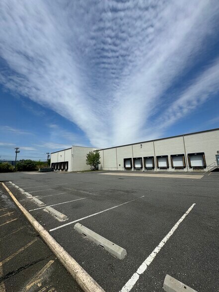 More Photos Of 131-133 Seaview Dr, Secaucus Warehouse For Lease