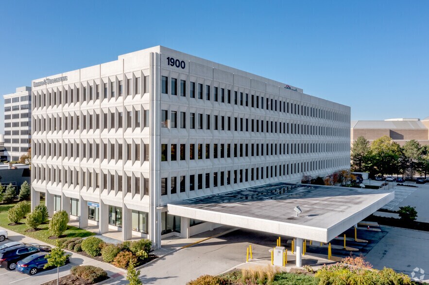 More Photos Of 1900 Spring Rd, Oak Brook Office For Lease