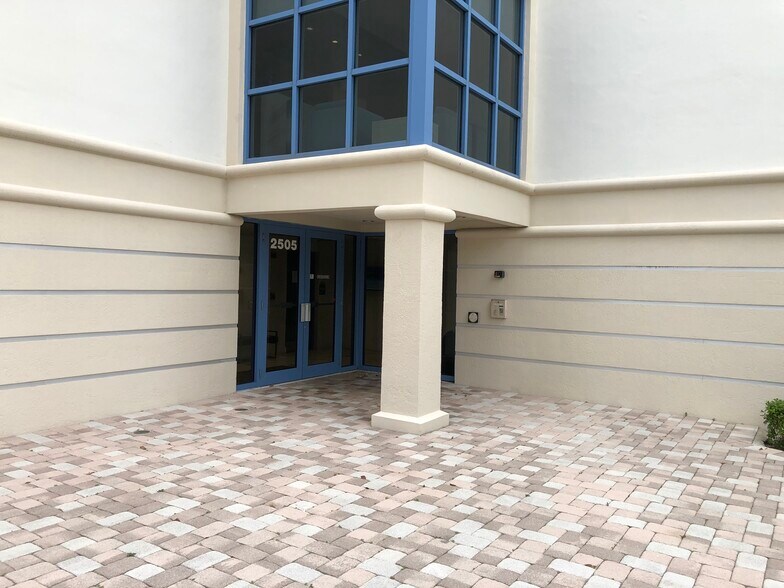 More Photos Of 2505 Metrocentre Blvd, West Palm Beach Medical For Lease