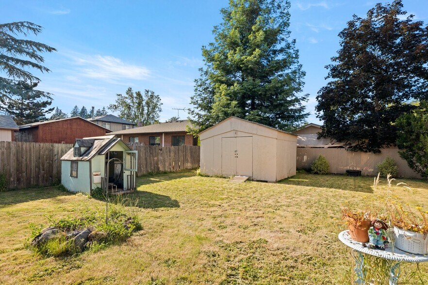 More Photos Of 903 W Charles St, Newberg Apartments For Sale