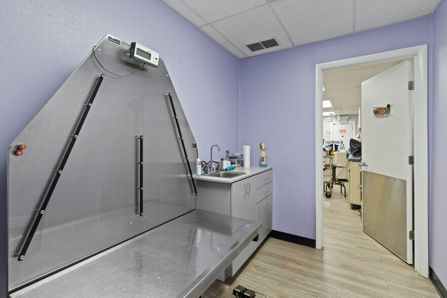 More Photos Of 5915 Belair Rd, Baltimore Veterinarian Kennel For Sale