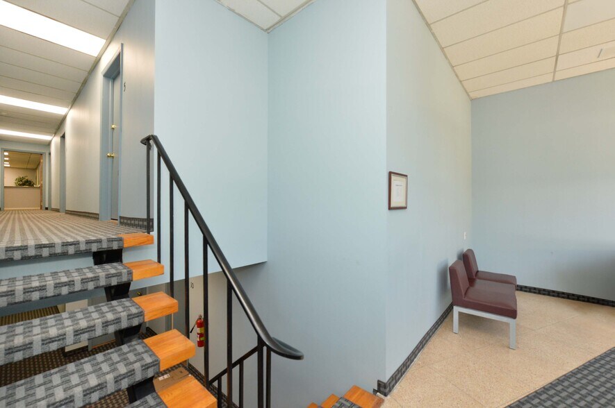 More Photos Of 10 W Ivy Ln, Englewood Office For Lease