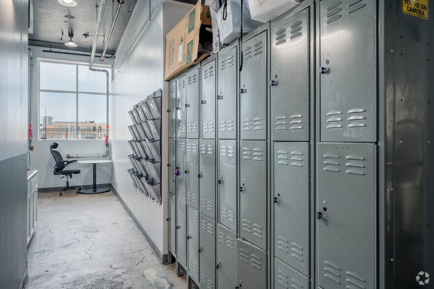 More Photos Of 1015-1025 Currie Ave, Minneapolis General Retail For Lease