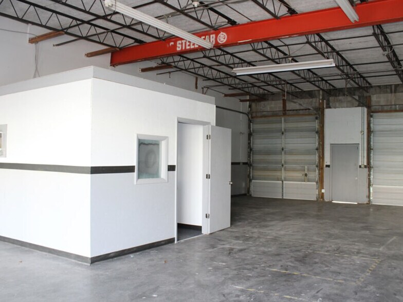 More Photos Of 104 W Seneca Ave, Tampa Flex For Lease