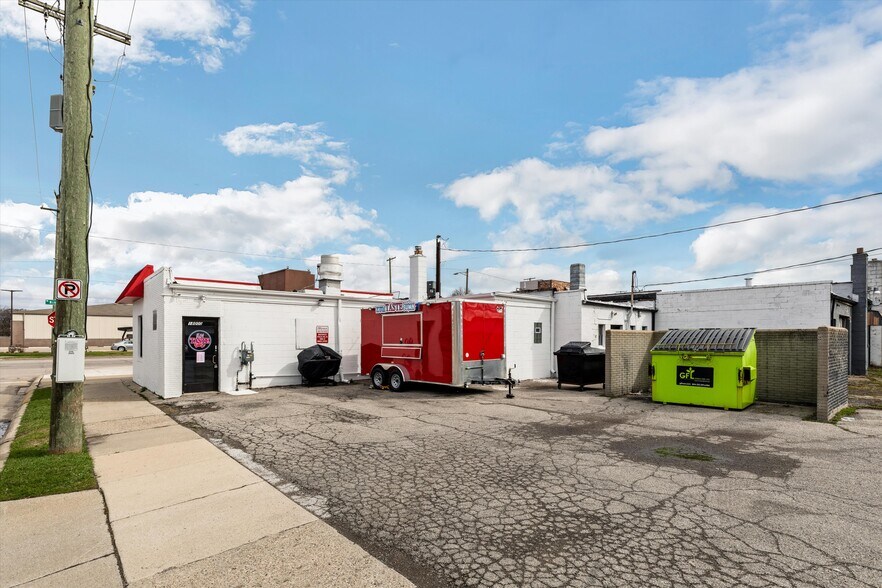 More Photos Of 18000 E 9 Mile Rd, Eastpointe Restaurant For Lease