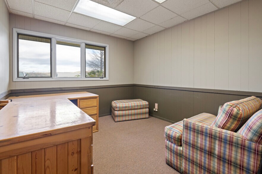 More Photos Of 615 Timber Ln, Maupin Office For Sale