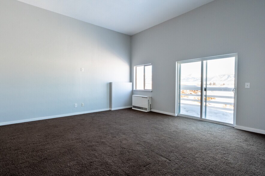 More Photos Of 211 Jetway Dr, Belgrade Flex For Sale