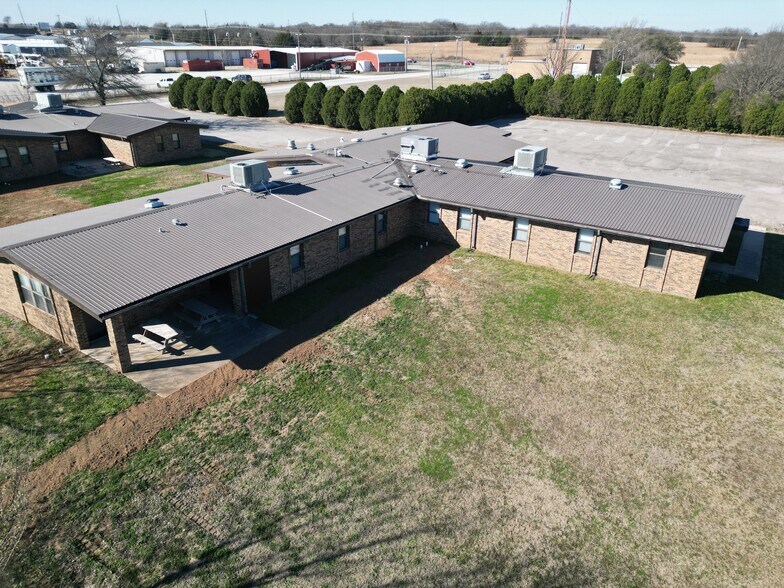 More Photos Of 829 Elks Blvd, Ardmore Office For Sale