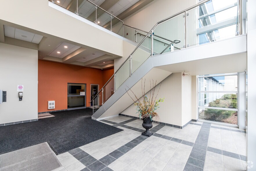 More Photos Of 1550 Carling Ave, Ottawa Office For Lease