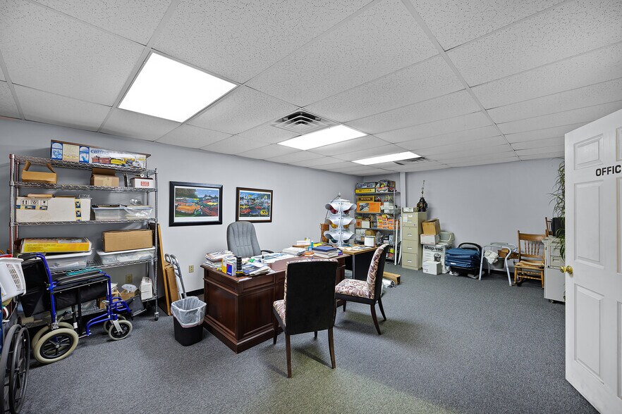 More Photos Of 39 N Madison Dr, Humboldt Showroom For Sale