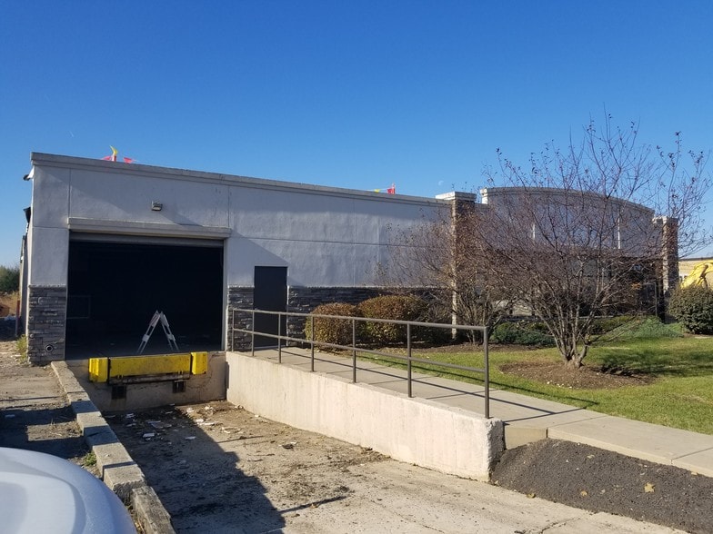 More Photos Of 8709 Pyott Rd, Lake In The Hills Distribution For Lease