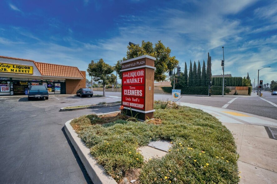 More Photos Of 20942-20948 Bloomfield Ave, Lakewood Storefront For Sale