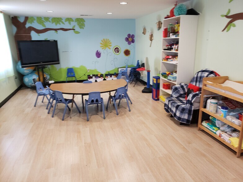 More Photos Of 7624 Varna Ave, North Hollywood Religious Facility For Lease