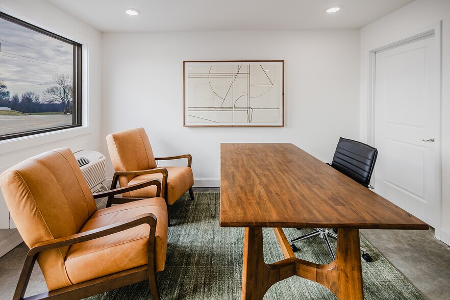 More Photos Of 400 Red Squirrel St, Bowling Green Showroom For Sale