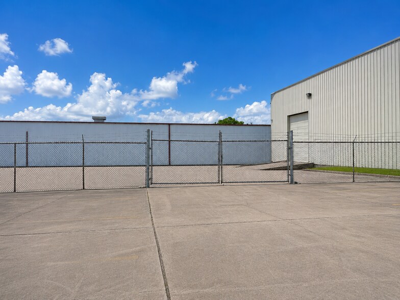 More Photos Of 7031 Grand Blvd, Houston Research And Development For Lease