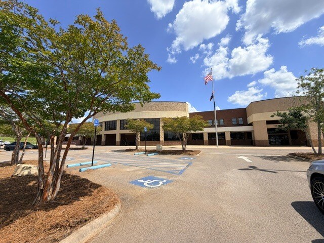 More Photos Of 912 Municipal Dr, Brandon Storefront For Lease
