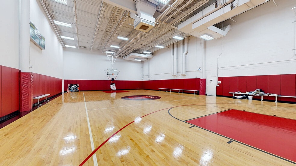 More Photos Of 570 Commerce Blvd, Carlstadt Warehouse For Lease