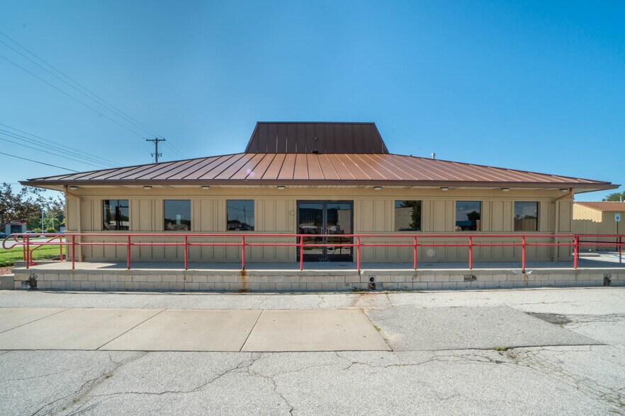 More Photos Of 3199 Bay Rd, Saginaw Restaurant For Lease
