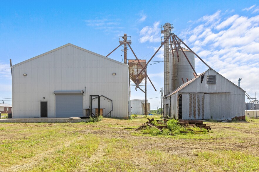 More Photos Of 151 5th St st, Honey Grove Flex For Sale